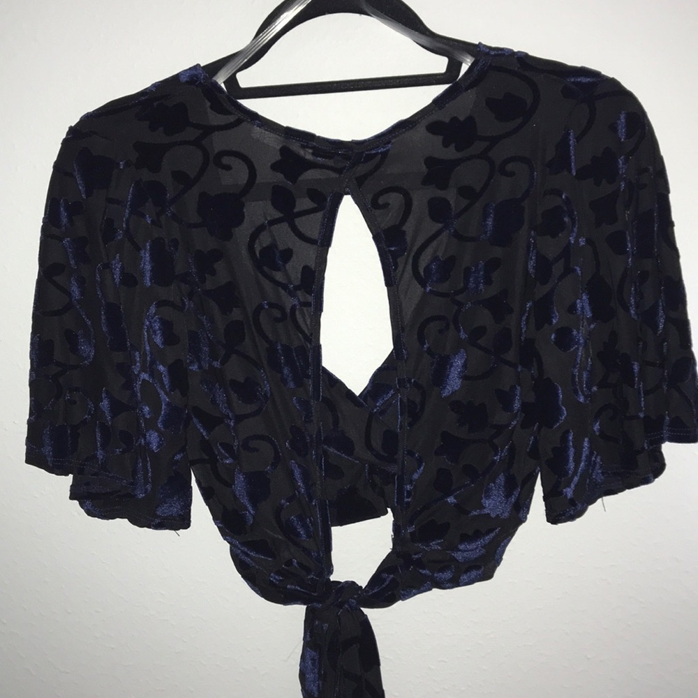 💙3/$25 Velvet tie Crop🖤